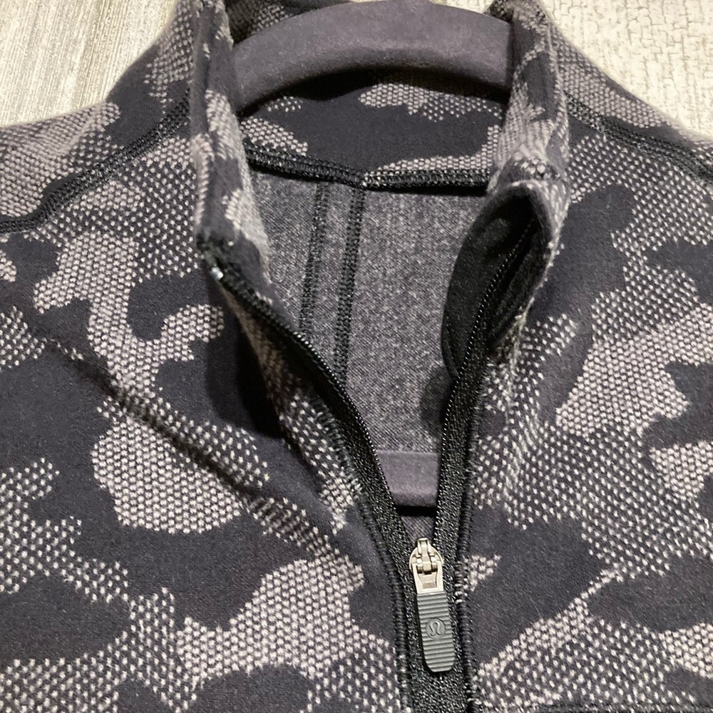 Lululemon Grey Black Camo Run Briskly 1/2 Zip Size 6 - Picture 6 of 13